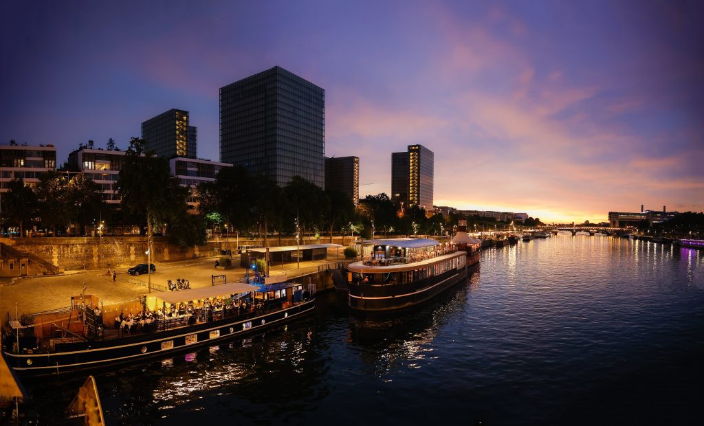 Venez profiter de la péniche Aabysse pour vos évènements, avec une vue magnifique sur la Seine.