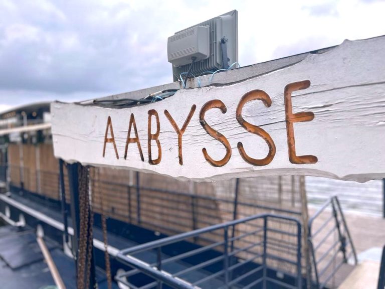 La péniche Aabysse est très accessible. Elle est située au coeur du 13ème arrondissement de Paris sur la Seine